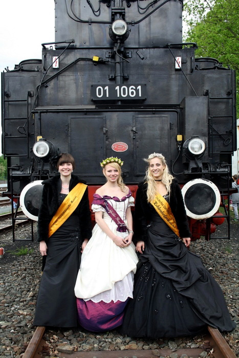 05 Mit Kohlehofprinzessin Paula und Ramona.JPG